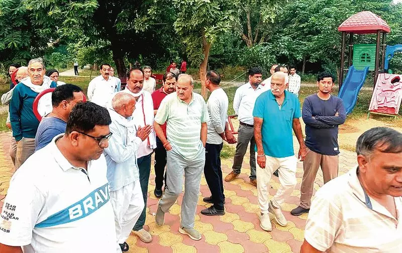 Haryana : रेवाड़ी विधायक ने शहर के सबसे पुराने पार्क में सुनीं समस्याएं Haryana : रेवाड़ी विधायक ने शहर के सबसे पुराने पार्क में सुनीं समस्याएं