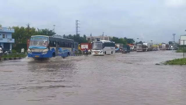 Tamil Nadu: राष्ट्रीय राजमार्ग पर बाढ़ आने से पांच घंटे तक यातायात प्रभावित