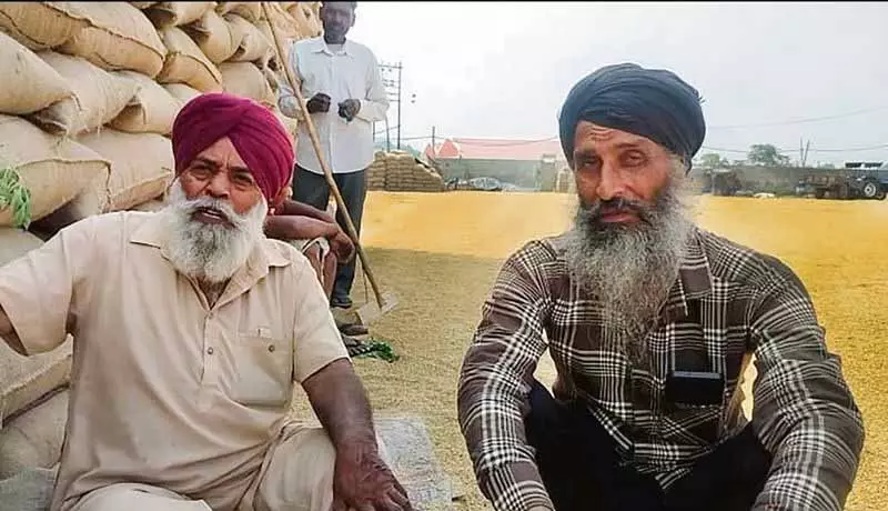 असहाय किसान ‘MSP से कम’ पर धान बेच रहे असहाय किसान ‘MSP से कम’ पर धान बेच रहे