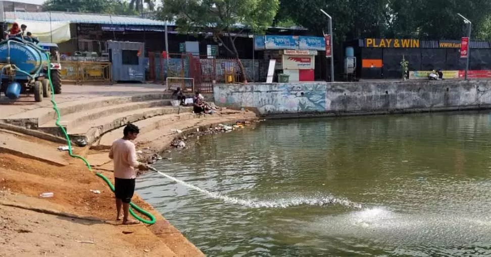 तेलीबांधा तालाब में मछलियों की सुरक्षा के लिए नैनो स्केल फाईको न्यूट्रींट्स का छिड़काव