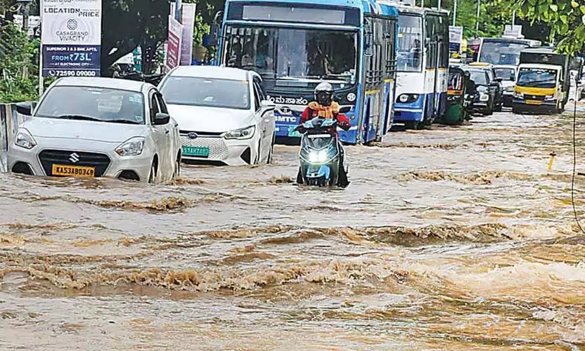 भारी बारिश के कारण Bengaluru में सामान्य जनजीवन प्रभावित