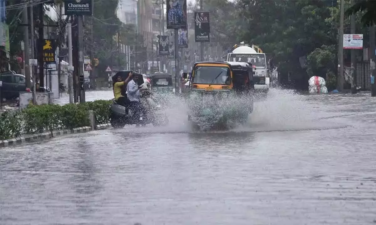 Anantapur भारी बारिश के कारण पंडामेरु नदी में बाढ़ आ गई