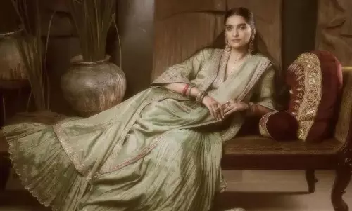Karwa Chauth 2024 के लिए सोनम कपूर के शानदार आउटफिट की कीमत