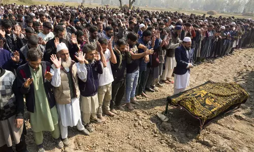 Budgam में डॉक्टर को अंतिम श्रद्धांजलि देते हुए हजारों लोगों में गुस्सा और पीड़ा
