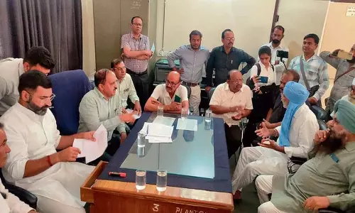 Haryana: खाद की कमी को लेकर सिरसा विधायक ने कृषि अधिकारियों से की मुलाकात Haryana: खाद की कमी को लेकर सिरसा विधायक ने कृषि अधिकारियों से की मुलाकात