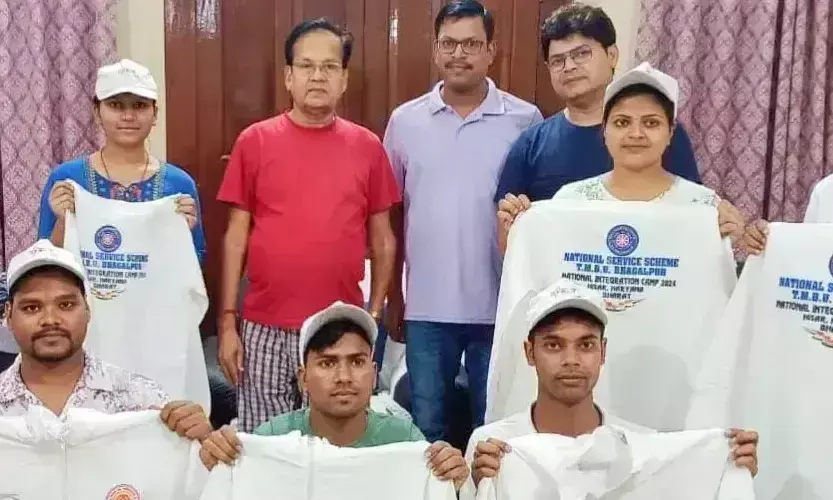 Bhagalpur: कुलपति ने राष्ट्रीय सेवा योजना की टीम को रवाना किया Bhagalpur: कुलपति ने राष्ट्रीय सेवा योजना की टीम को रवाना किया