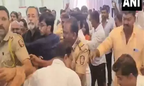 Maharashtra: स्वराज पार्टी के नेता योगेंद्र यादव के साथ अकोला में भीड़ ने मारपीट की