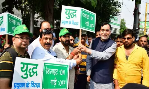 Delhi में प्रदूषण के खिलाफ रेड लाइट ऑन-गाड़ी ऑफ अभियान शुरू हुआ Delhi में प्रदूषण के खिलाफ रेड लाइट ऑन-गाड़ी ऑफ अभियान शुरू हुआ