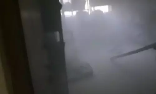 Ghaziabad: सामुदायिक केंद्र में आग लगने से अफरा-तफरी मची