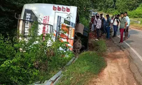 गरियाबंद में 10 यात्री घायल, रायपुर के लिए निकली बस पलटी गरियाबंद में 10 यात्री घायल, रायपुर के लिए निकली बस पलटी