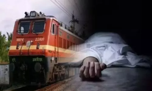 Noida: ट्रेन की चपेट में आने से यात्री की हुई मौत