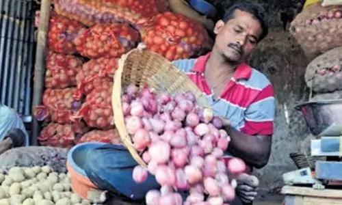 चक्रवात दाना के डर से बाज़ार से आलू गायब चक्रवात दाना के डर से बाज़ार से आलू गायब