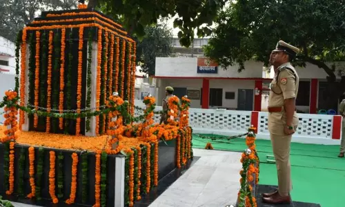 Muzaffarnagar: सर्वोच्च बलिदान देने वाले पुलिसकर्मियों को पुष्प चक्र अर्पित कर दी गई श्रद्धांजलि Muzaffarnagar: सर्वोच्च बलिदान देने वाले पुलिसकर्मियों को पुष्प चक्र अर्पित कर दी गई श्रद्धांजलि