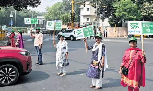 दिल्ली सरकार ने ‘रेड लाइट ऑन, गाड़ी ऑफ’ अभियान शुरू किया