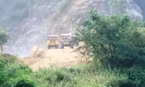 जाजपुर में काले पत्थर की लूट जारी रहने से लोग छापेमारी को लेकर सशंकित