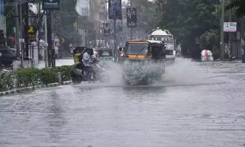 Andhra: अनंतपुर में भारी बारिश के कारण पंडामेरु नदी उफान पर Andhra: अनंतपुर में भारी बारिश के कारण पंडामेरु नदी उफान पर