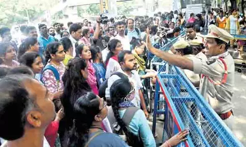 तेलंगाना PSC की ग्रुप-I मुख्य परीक्षा के पहले दिन कोई बड़ी बाधा नहीं तेलंगाना PSC की ग्रुप-I मुख्य परीक्षा के पहले दिन कोई बड़ी बाधा नहीं
