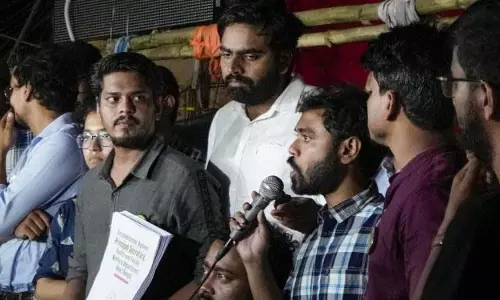 ममता से मुलाकात के बाद आंदोलनकारी जूनियर डॉक्टरों ने भूख हड़ताल वापस ली ममता से मुलाकात के बाद आंदोलनकारी जूनियर डॉक्टरों ने भूख हड़ताल वापस ली