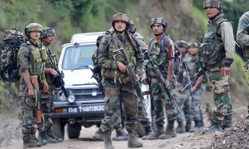 Srinagar: काउंटर-इंटेलिजेंस ने कश्मीर घाटी में कई जिलों में मारा छापा