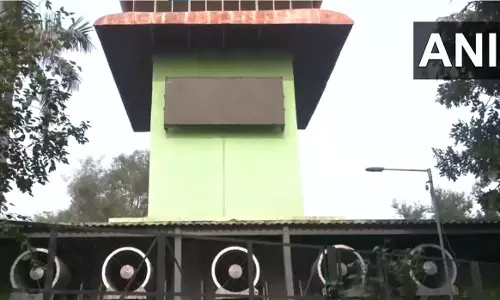 प्रदूषण के बढ़ते स्तर के कारण Delhi के सीपी के निवासियों ने दावा किया कि स्मॉग टावर चालू नहीं है प्रदूषण के बढ़ते स्तर के कारण Delhi के सीपी के निवासियों ने दावा किया कि स्मॉग टावर चालू नहीं है