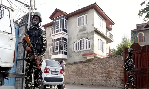 J-K: काउंटर-इंटेलिजेंस यूनिट ने दस स्थानों पर तलाशी ली, 14 मोबाइल फोन, एक लैपटॉप, आपत्तिजनक सामग्री बरामद J-K: काउंटर-इंटेलिजेंस यूनिट ने दस स्थानों पर तलाशी ली, 14 मोबाइल फोन, एक लैपटॉप, आपत्तिजनक सामग्री बरामद