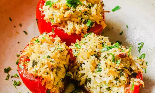 Turkey Stuffed टमाटर और गेहूं के कूसकूस सलाद रेसिपी
