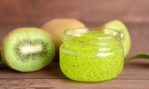 Skin Care: सर्दियों में आपकी त्वचा में चमक लाएंगे ये कीवी फेस मास्क Skin Care: सर्दियों में आपकी त्वचा में चमक लाएंगे ये कीवी फेस मास्क
