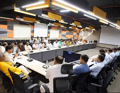 Indore नगर निगम की बैठक में खराब सड़कों पर भड़के पार्षद Indore नगर निगम की बैठक में खराब सड़कों पर भड़के पार्षद