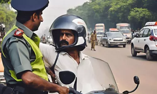 चालान भले ही हेलमेट पहनने के बाद भी कटे इससे कैसे बचना चालान भले ही हेलमेट पहनने के बाद भी कटे इससे कैसे बचना