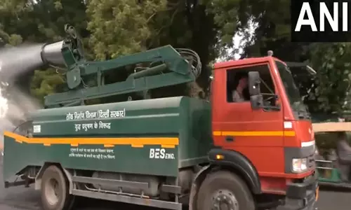 Delhi Pollutionण: राष्ट्रीय राजधानी के कुछ हिस्सों में पीडब्ल्यूडी वाहनों ने पानी का छिड़काव किया