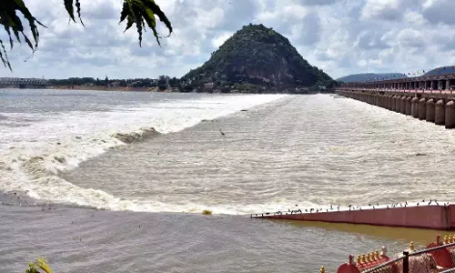 Prakasam बैराज से 2.12 लाख क्यूसेक अतिरिक्त पानी छोड़ा गया