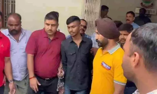 गैंगस्टर अमन साव को कड़ी सुरक्षा में लाया गया रायपुर कोर्ट, जल्द हो सकते हैं बड़े खुलासे गैंगस्टर अमन साव को कड़ी सुरक्षा में लाया गया रायपुर कोर्ट, जल्द हो सकते हैं बड़े खुलासे