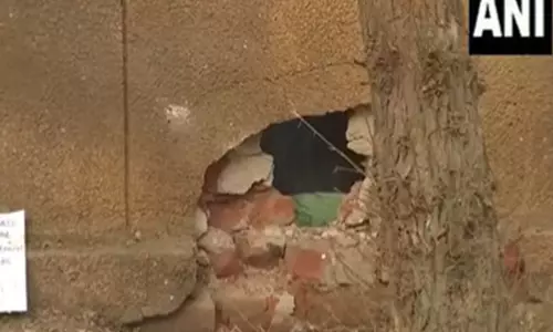 विस्फोट के बाद रोहिणी में CRPF स्कूल के आसपास सुरक्षा कड़ी, जांच जारी विस्फोट के बाद रोहिणी में CRPF स्कूल के आसपास सुरक्षा कड़ी, जांच जारी