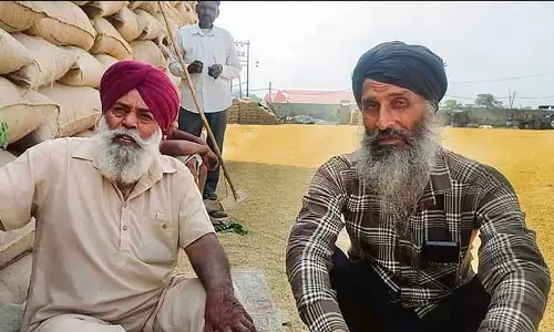 असहाय किसान ‘MSP से कम’ पर धान बेच रहे असहाय किसान ‘MSP से कम’ पर धान बेच रहे