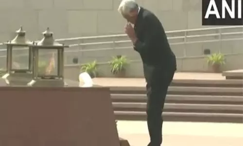 Singapore के रक्षा मंत्री डॉ. एनजी इंग हेन ने राष्ट्रीय युद्ध स्मारक पर पुष्पांजलि अर्पित की