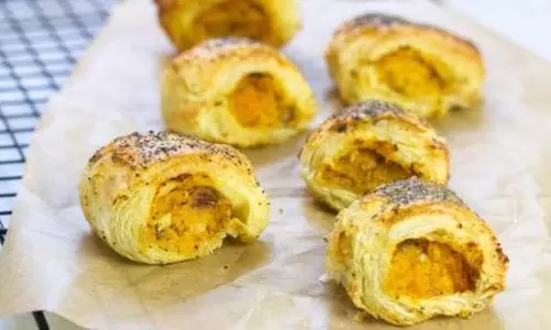 Butternut Squash और चेडर नो-सॉसेज रोल रेसिपी Butternut Squash और चेडर नो-सॉसेज रोल रेसिपी