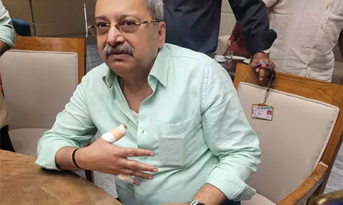 JPC बैठक के दौरान तीखी नोकझोंक के बाद टीएमसी सांसद कल्याण बनर्जी ने कांच की बोतल तोड़ी