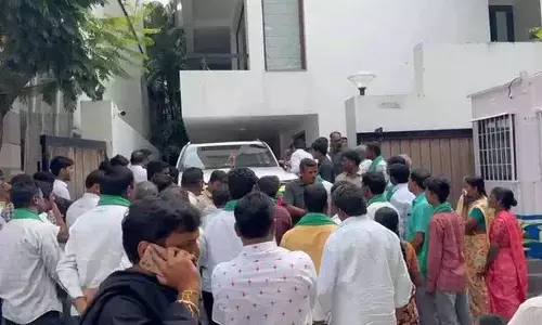RRR प्रभावित किसानों ने Hyderabad में मंत्री के आवास पर विरोध प्रदर्शन किया