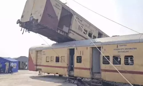 की गई भीषण ट्रेन हादसे की मॉकड्रिल, स्टेशन पर बना अफरा-तफरी का माहौल, VIDEO