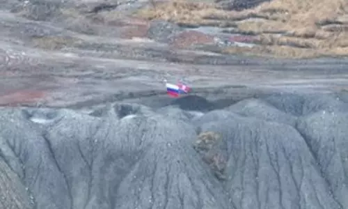 Ukraine के युद्ध के मैदान में रूस और उत्तर कोरिया के झंडे एक साथ लहराए गए