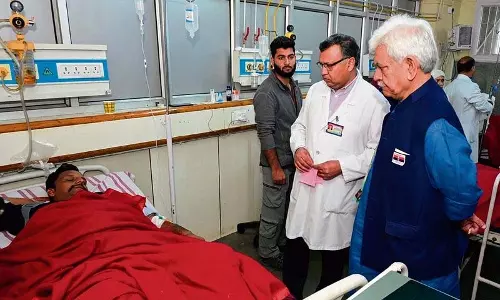 Jammu: सिन्हा पीड़ितों से मिलने अस्पताल पहुंचे, तत्काल वित्तीय सहायता की घोषणा की