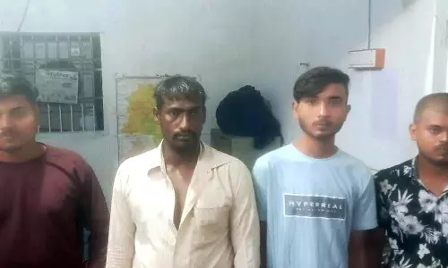 मंदिर के पीछे जुए अड्डे का पर्दाफाश, चार जुआरी गिरफ्तार मंदिर के पीछे जुए अड्डे का पर्दाफाश, चार जुआरी गिरफ्तार