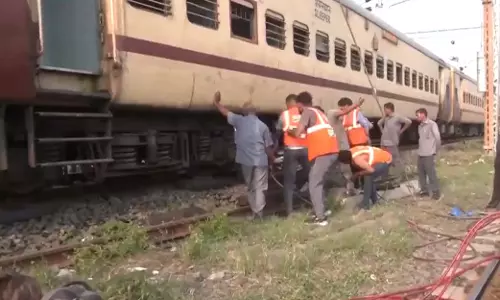 BIG BREAKING: श्रीनगर एक्सप्रेस के दो डिब्बे पटरी से उतरे, देखें VIDEO... BIG BREAKING: श्रीनगर एक्सप्रेस के दो डिब्बे पटरी से उतरे, देखें VIDEO...