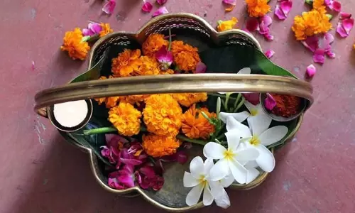 पूजा के दौरान चढ़ाए गए फूलों का उपयोग इस प्रकार करे पूजा के दौरान चढ़ाए गए फूलों का उपयोग इस प्रकार करे