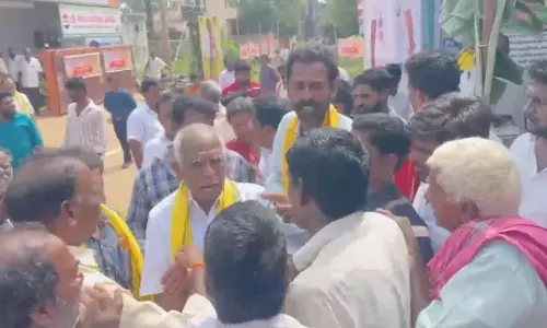 Andhra: नादेंदला के दौरे के दौरान एक बार फिर गठबंधन दलों के बीच मतभेद Andhra: नादेंदला के दौरे के दौरान एक बार फिर गठबंधन दलों के बीच मतभेद