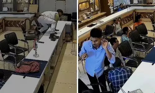 Bihar: ज्वेलरी स्टोर के मालिक और लुटेरों के बीच गोलीबारी में 3 लोग घायल
