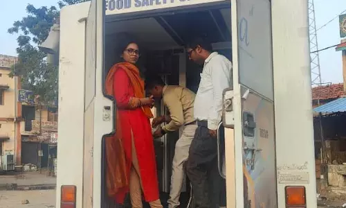 एक्सपायरी माजा बेच रहा था होटल संचालक, खाद्य विभाग ने पकड़ी