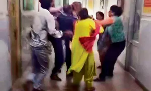 ढकोली CHC में हाथापाई, दो महिला डॉक्टरों को धमकाया