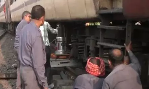 महाराष्ट्र के Nagpur में शालीमार एक्सप्रेस के दो डिब्बे पटरी से उतरे, किसी के हताहत होने की खबर नहीं महाराष्ट्र के Nagpur में शालीमार एक्सप्रेस के दो डिब्बे पटरी से उतरे, किसी के हताहत होने की खबर नहीं