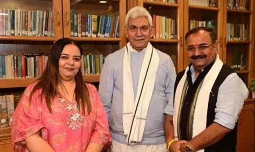 Jammu: विक्रम रंधावा ने एलजी से मुलाकात की Jammu: विक्रम रंधावा ने एलजी से मुलाकात की